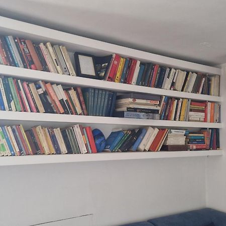 Casa Di Libri - Delizioso Appartamento A 10 Min Da Trastevere Rome Luaran gambar